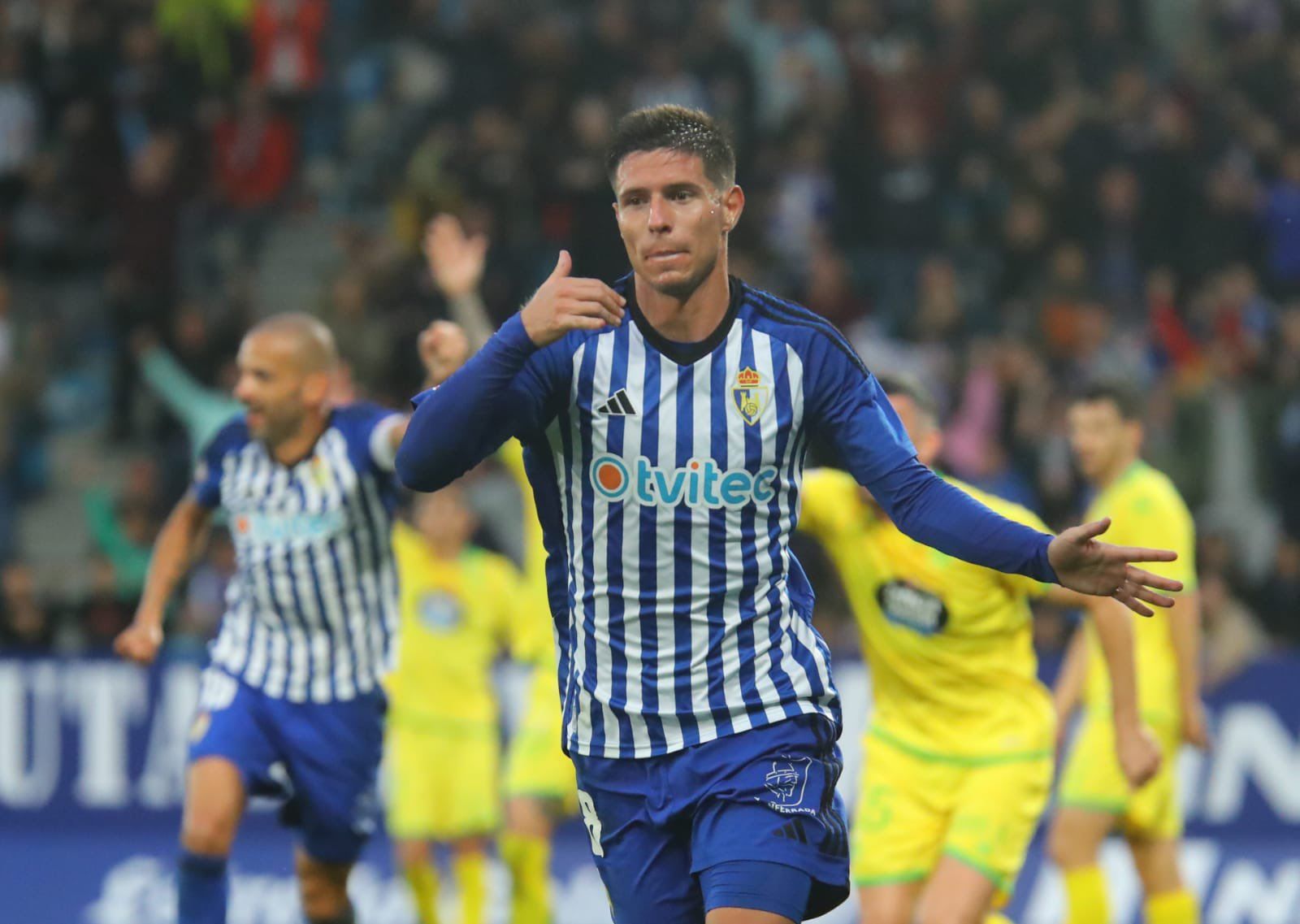 Abelenda, que fue el primero en anotar dentro y fuera, celebra el gol ante el Deportivo en El Toralín. | SDP