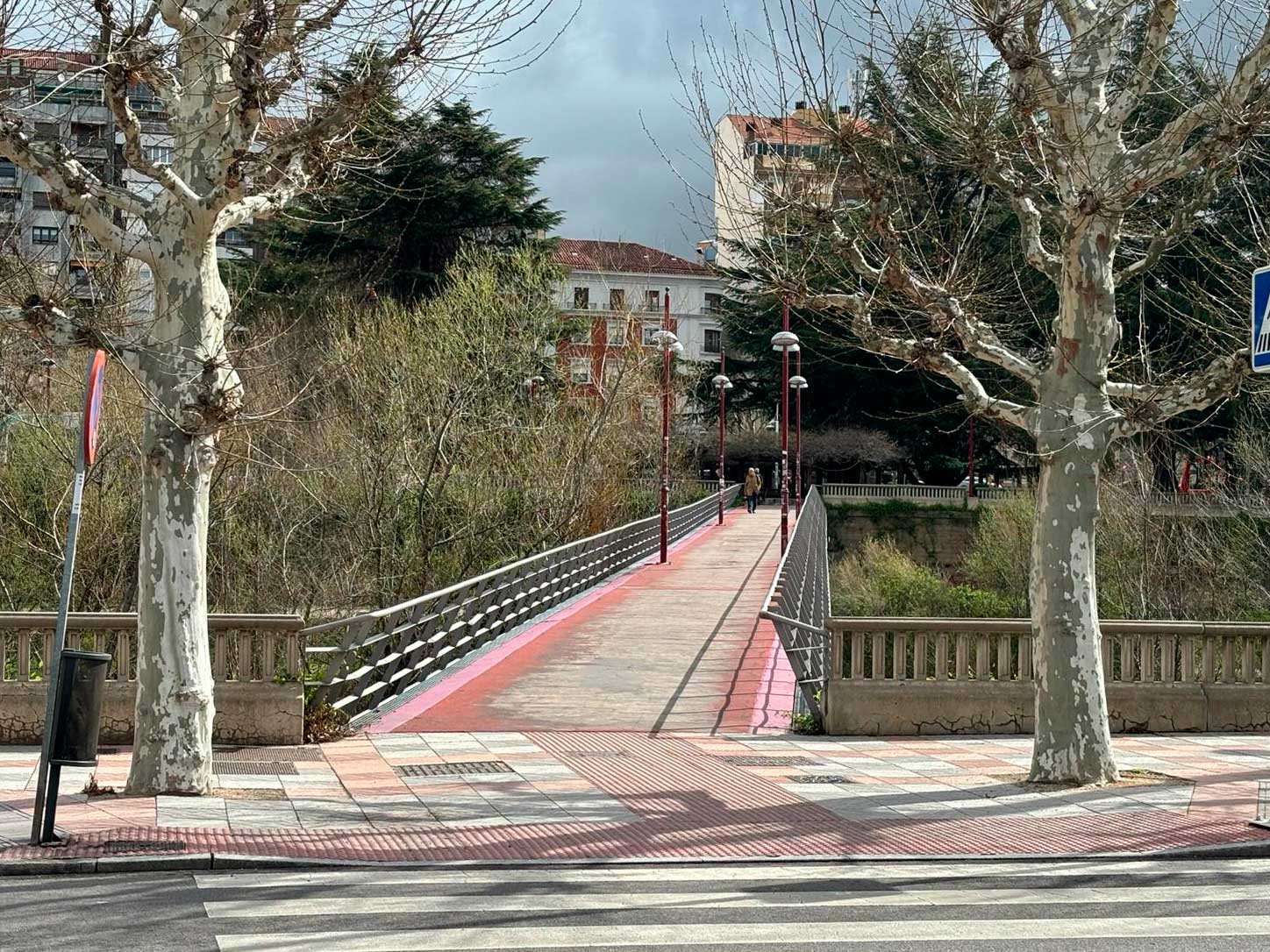 Imagen de una de las pasarelas que cruza el río Bernesga. | L.N.C. Imagen de una de las pasarelas que cruza el río Bernesga. | L.N.C.