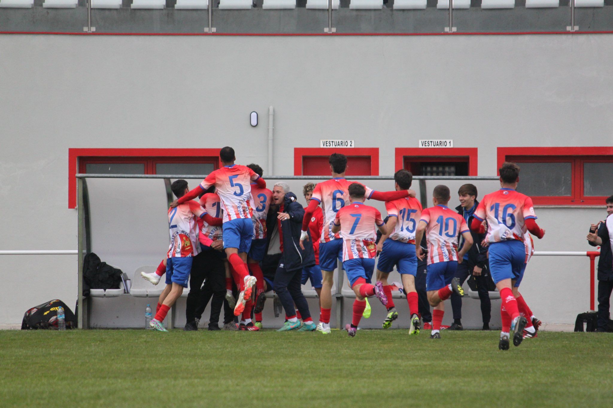 Los jugadores del Bembibre celebran el primer gol de Tato contra el Tordesillas con Ismael en el banquillo | HENAR GARCÍA