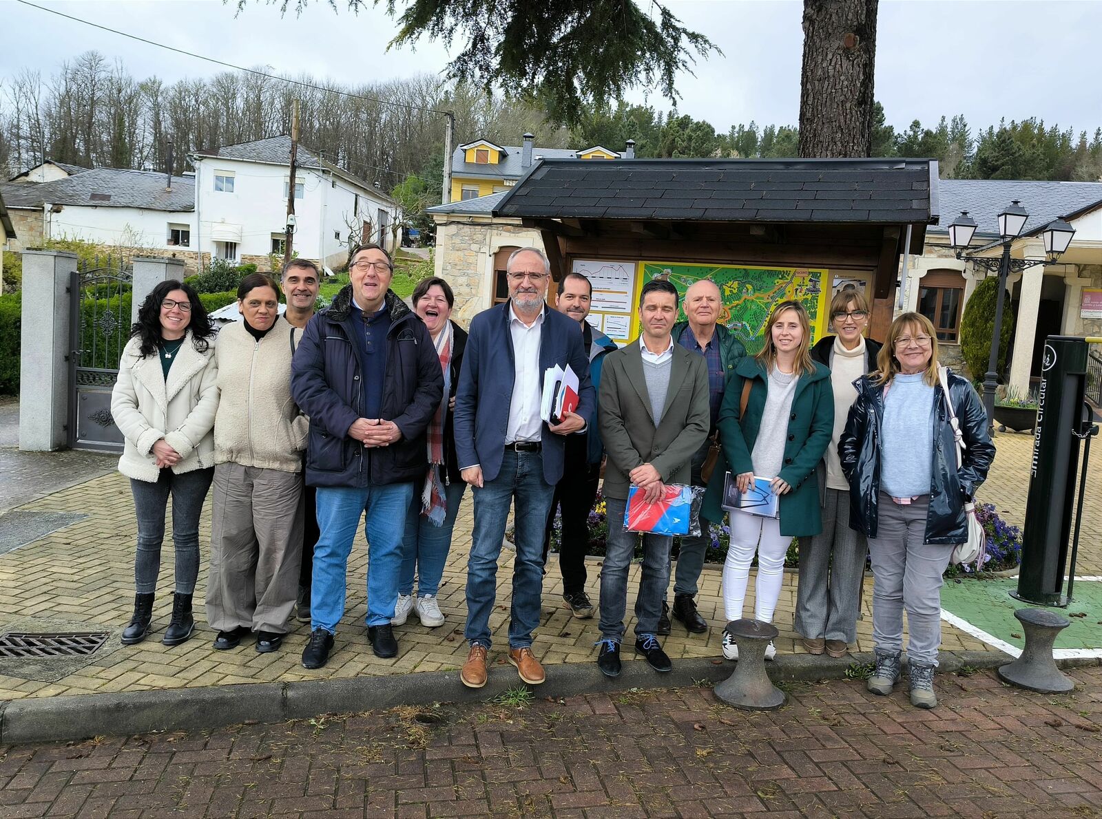 La delegación del Consejo en su visita a Sancedo.