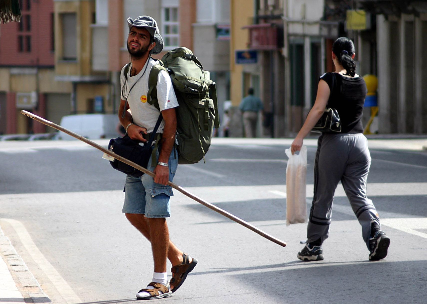 Un peregrino a su paso por León. | Peio García