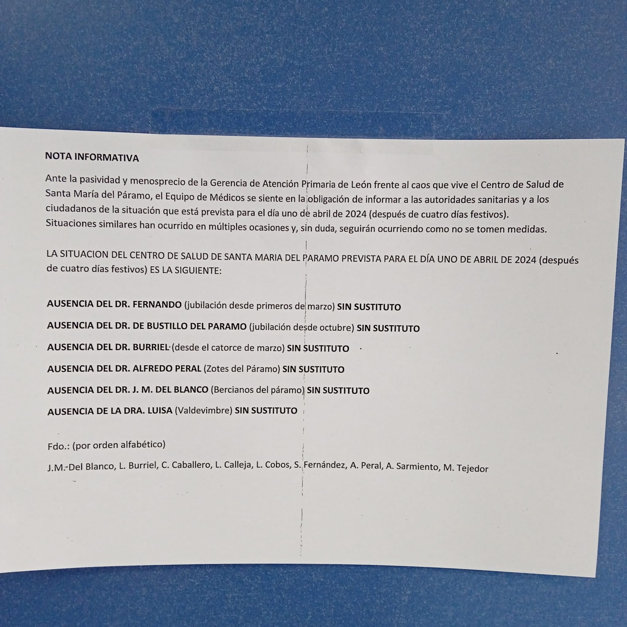 Papel informativo colocado el pasado lunes 1 de abril en el centro médico de Santa María del Páramo por la ausencia de personal sanitario. | L.N.C.