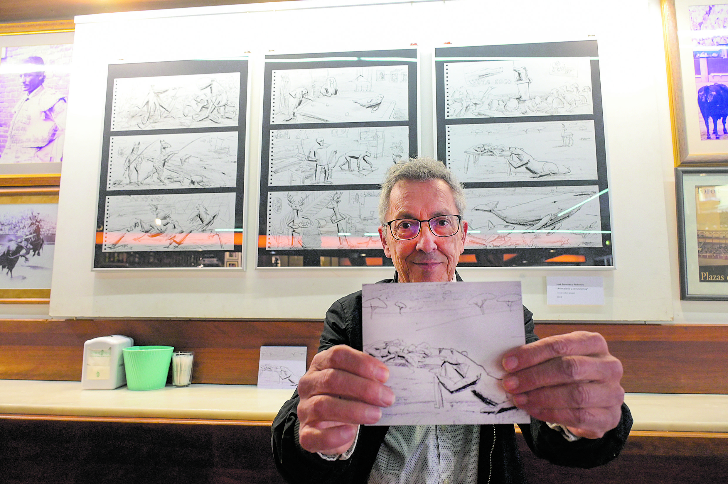 El dibujante y pintor José Francisco Redondo expone en el Camarote Madrid nueve dibujos de la serie ‘Animalario y convivientes’. | MAURICIO PEÑA