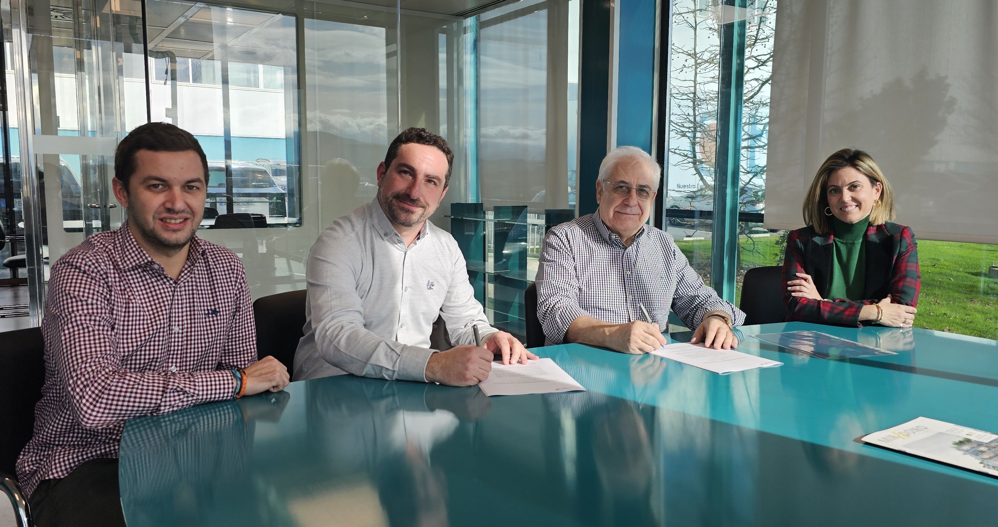 Álvaro Corcoba, Marcos Cano (CEO de SolarTec Renovables), Javier Prado y Beatriz Montero (directora de Desarrollo de Negocio de SolarTec) en el acto de la firma del acuerdo.