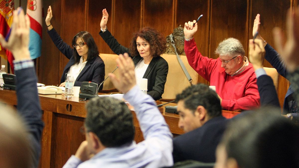 Votación en el Pleno del Ayuntamiento de Ponferrada de este jueves. | C. SÁNCHEZ (ICAL)
