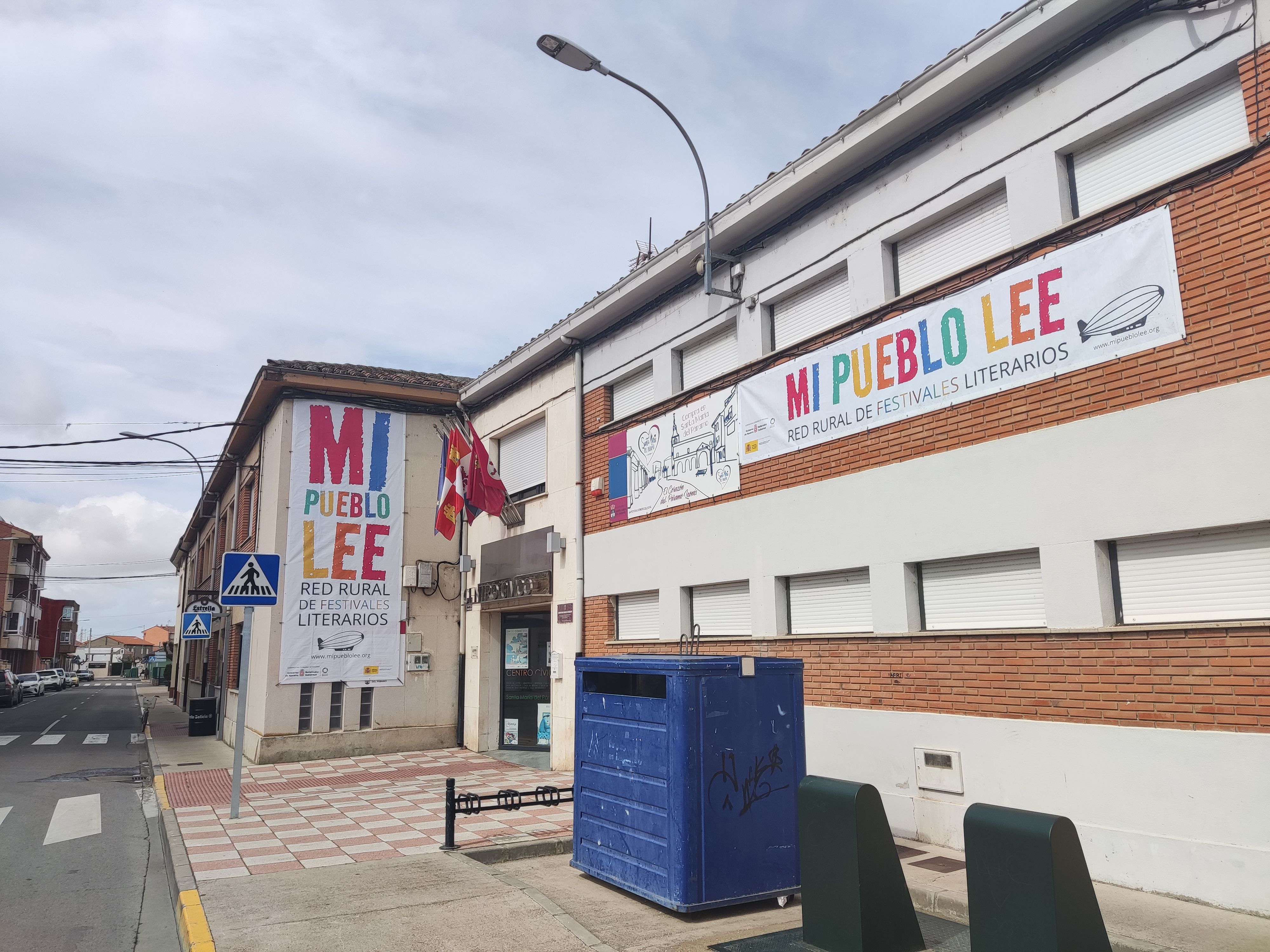 La Biblioteca Municipal de Santa María del Páramo ya luce en su exterior pancartas del festival ‘Mi pueblo lee’. | A. RODRÍGUEZ