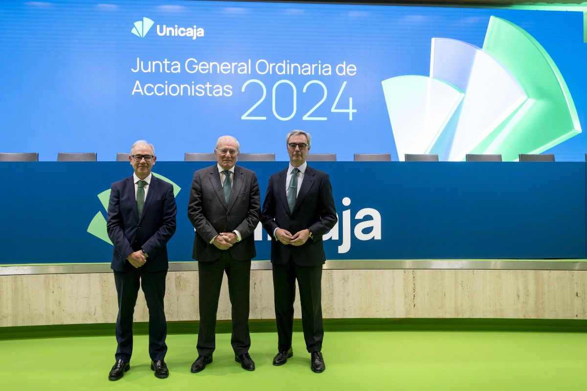 El CEO de Unicaja, Isidro Rubiales; el anterior presidente no ejecutivo, Manuelm Azuaga y el nuevo presidente no ejecutivo, José Sevilla. | L.N.C.