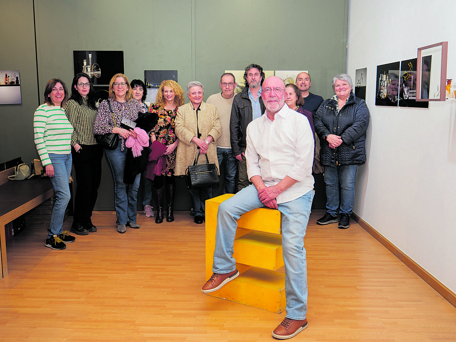 Carlos González Sánchez arropado por los amigos en la inauguración de ‘Laboratory’ en la galería Espacio_ E. | VICENTE GARCÍA