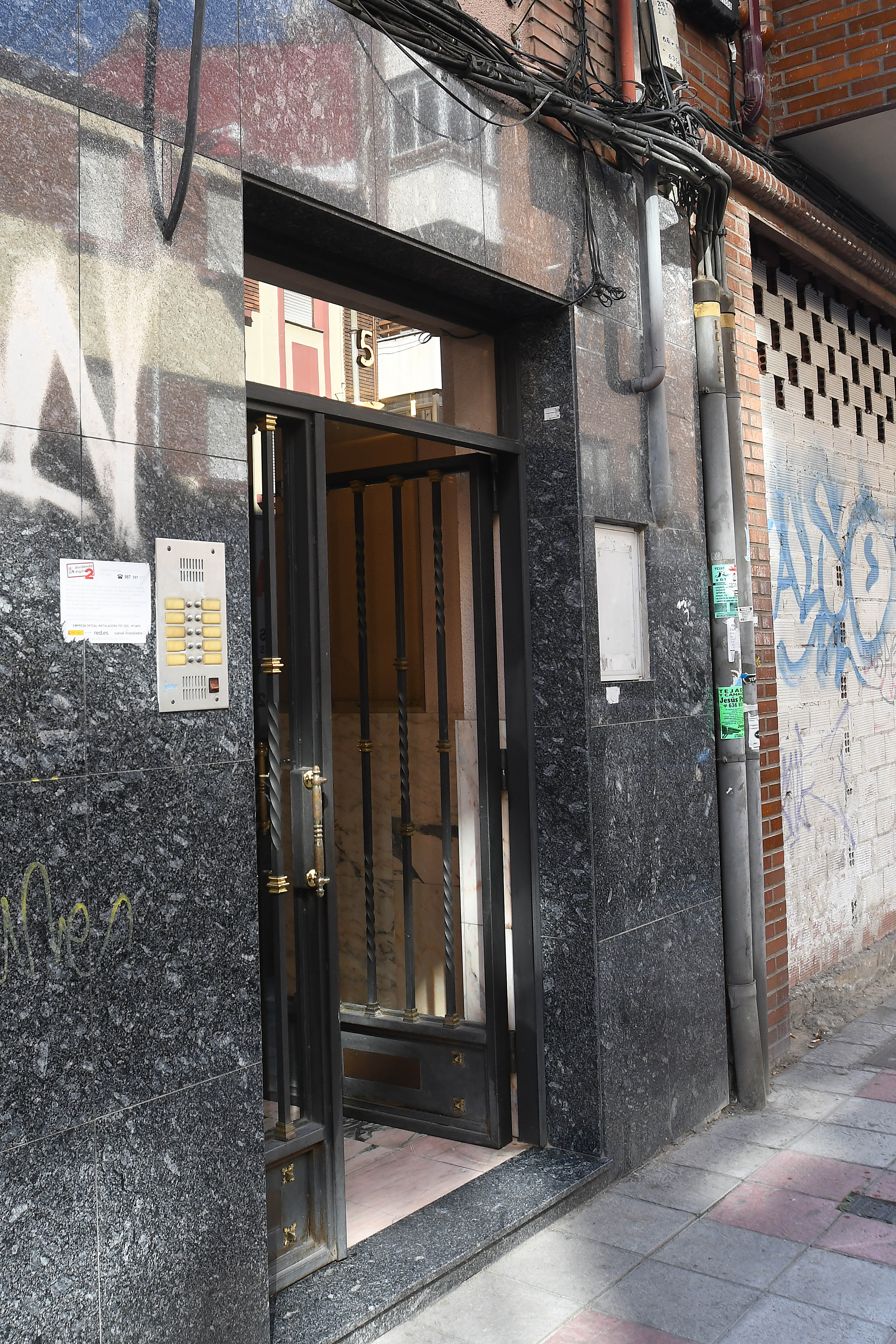 Portal del edificio de Obispo Almarcha en el que la mujer fue asesinada. | Ical