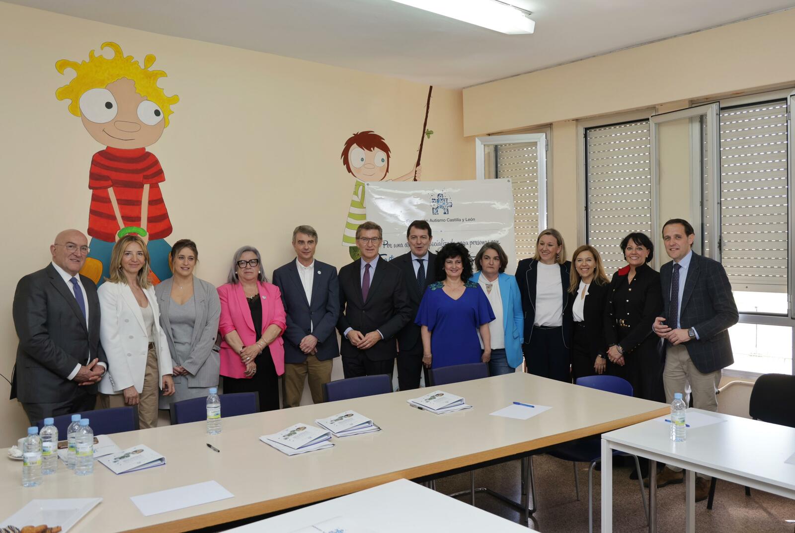 Foto de familia de Feijóo visitando el Centro El Corro Autismo de Valladolid. | L.N.C.