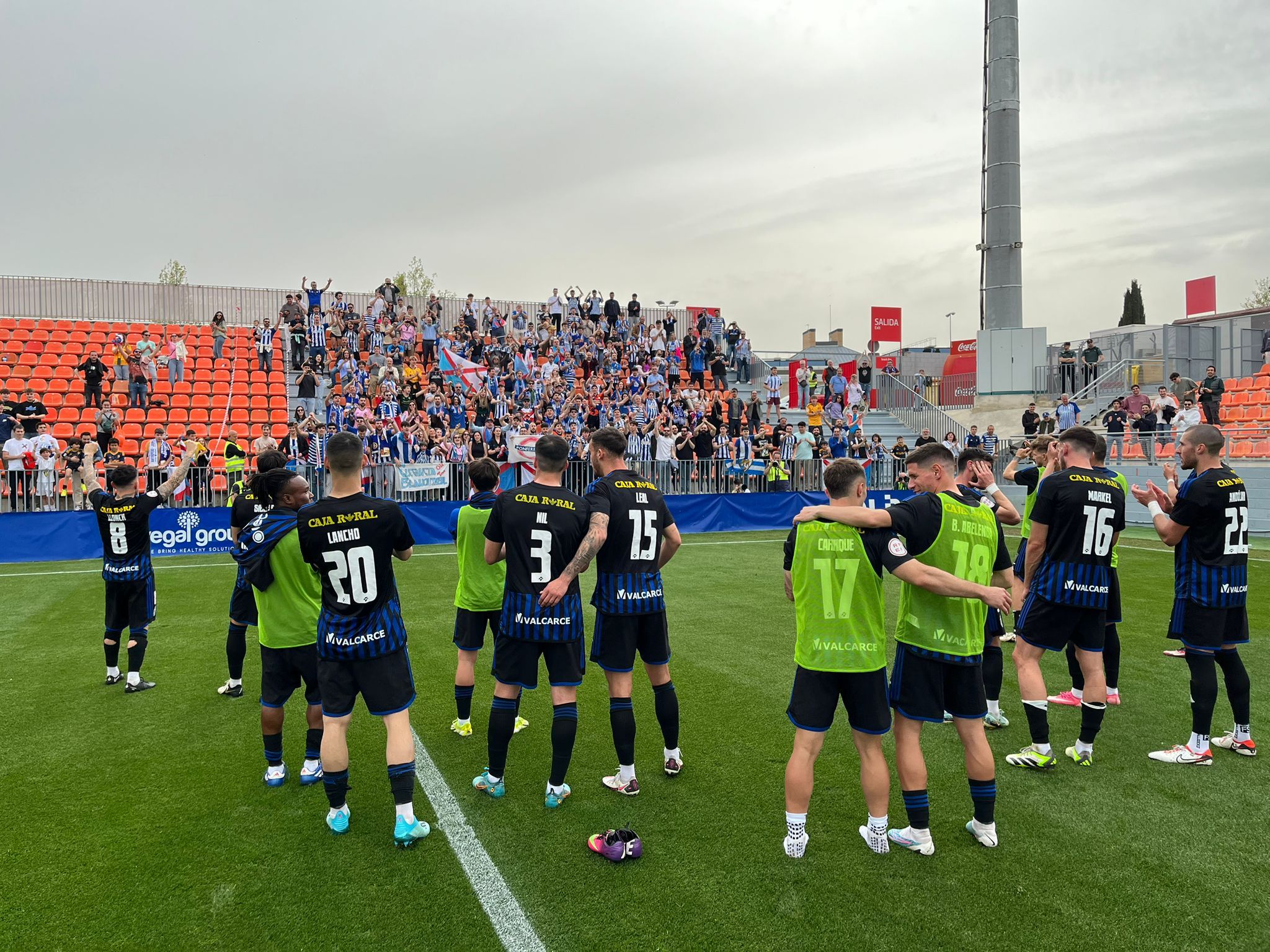 Imagen tras el partido de los jugadores de la Deportiva con los más de 100 aficionados desplazados a Majadahonda para el partido.| SDP