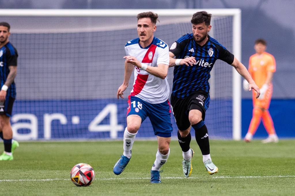 Borja Valle pelea un balón con un rival durante el partido | RAYO MAJADAHONDA