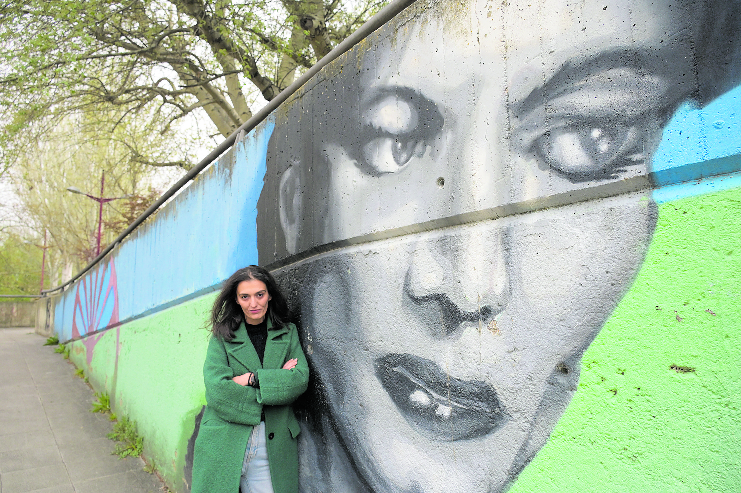 María Hernández ante uno de sus ‘logros’ en su etapa municipal, el mural de reconocimiento al pueblo gitano, uno de los pocos no vandalizado. | Mauricio  Peña