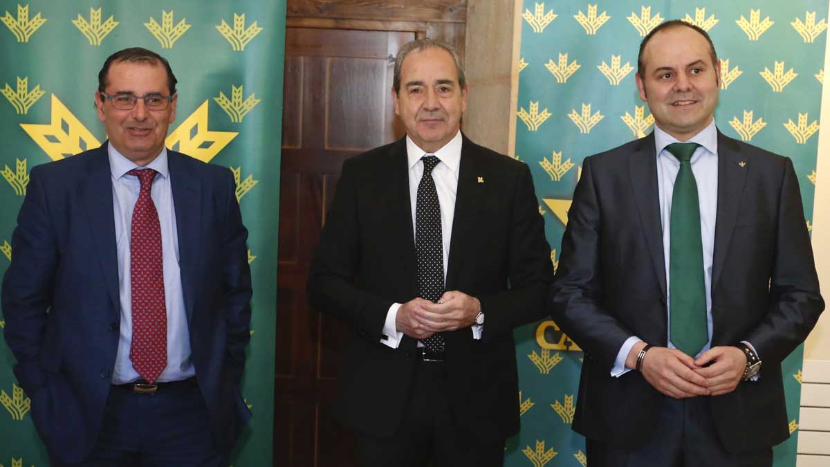El director general de Caja Rural, Cipriano García, presenta el balance del año 2015. Le acompañan, el director de Comunicación, Narciso Prieto (i) y el jefe de zona, Alejandro Hidalgo (d). | ICAL