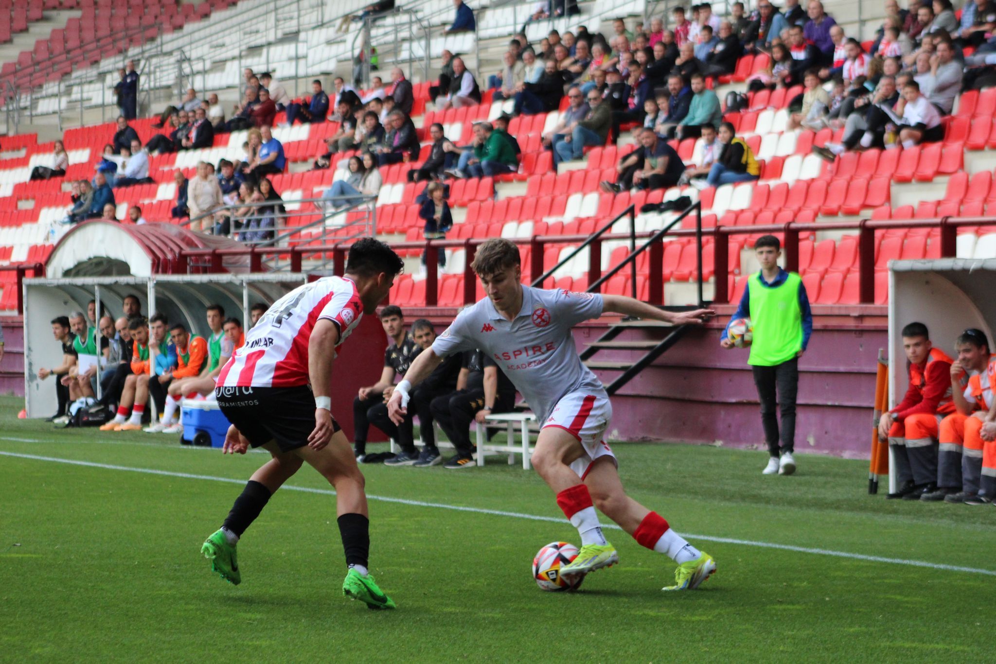 Álvaro Martinez encara a un rival durante el partido ante el Logroñés | ALBA FERNÁNDEZ