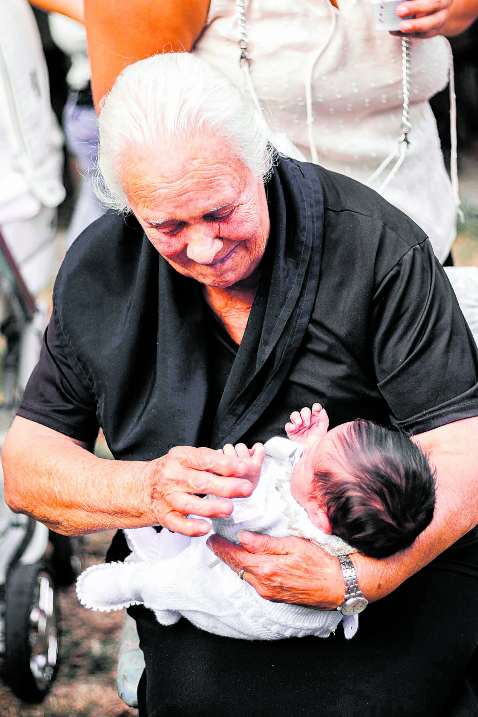 Una imagen de la exposición; la abuela con su nieto en brazos. L.N.C.