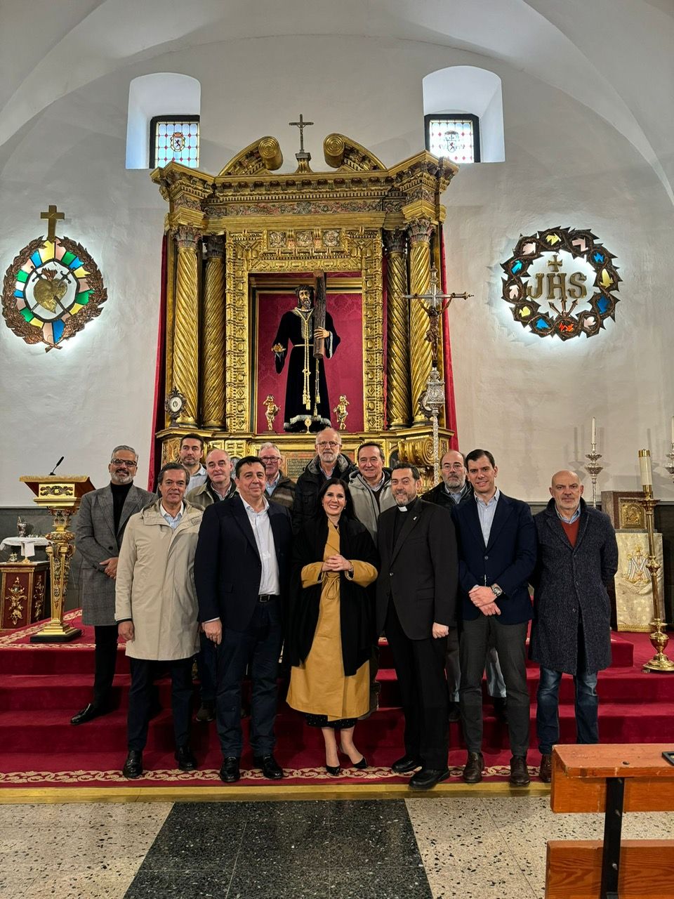 La Cofradía de Jesús, junto a la cantante Diana Navarro en la capilla de Santa Nonia. | L.N.C.