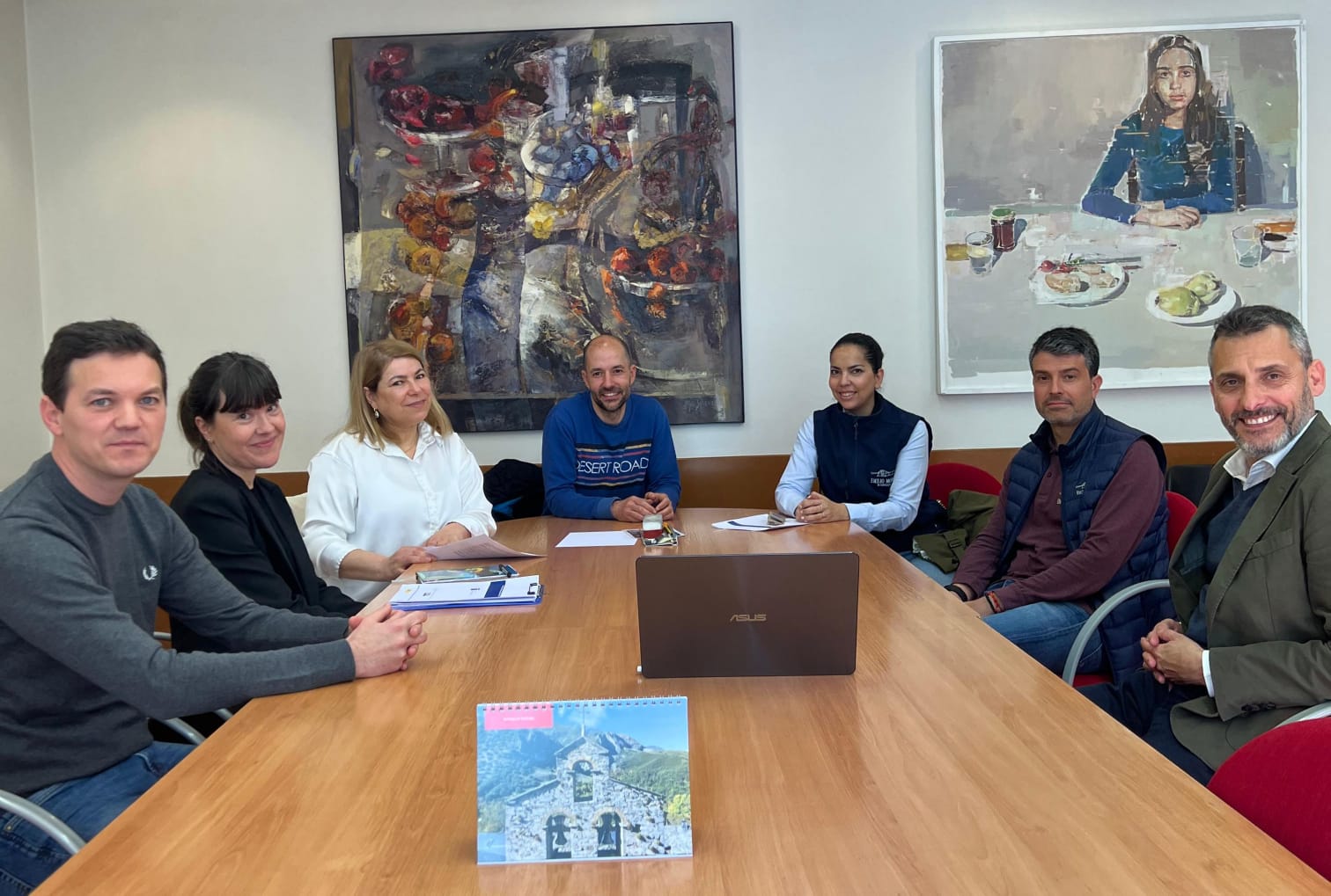 Técnicos municipales de Turismo junto a representantes de empresas y el consultor SICTED.