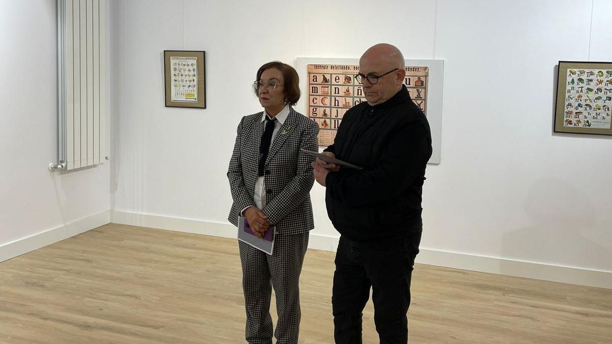 Isabel Cantón Mayo y Tomás Valle inauguraron la muestra este lunes en la Biblioteca Municipal de Astorga. | L.N.C.