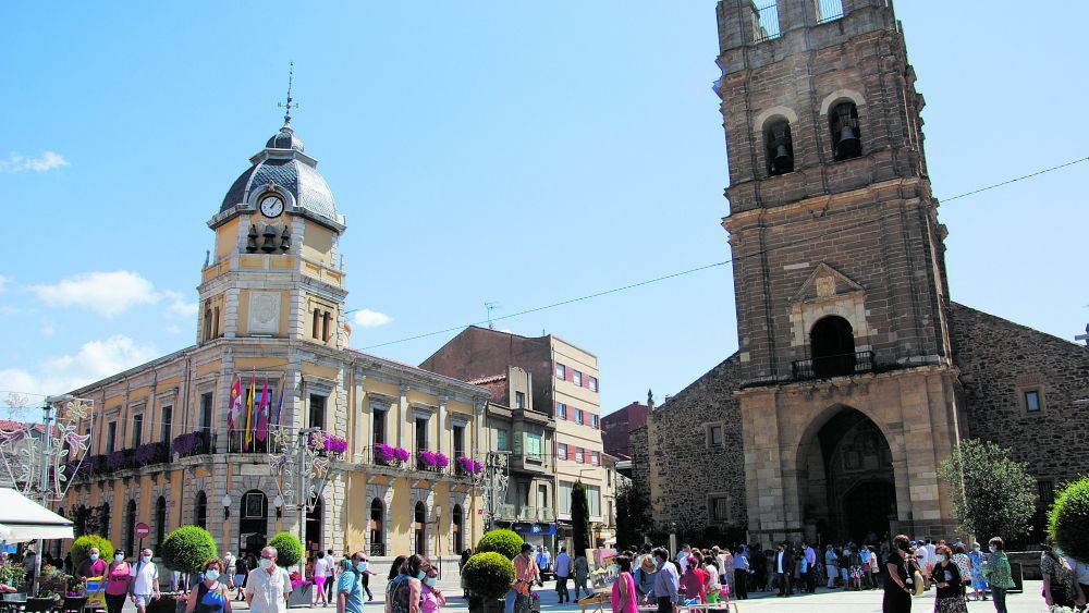 Imagen de archivo de la Plaza Mayor de La Bañeza, donde se localiza el Consistorio. | PEDRO J. ABAJO