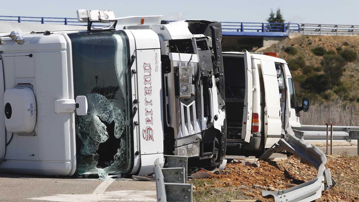 El camión siniestrado en la carretera CL-621, a la altura de Villamañán. | CARLOS S. CAMPILLO (ICAL)