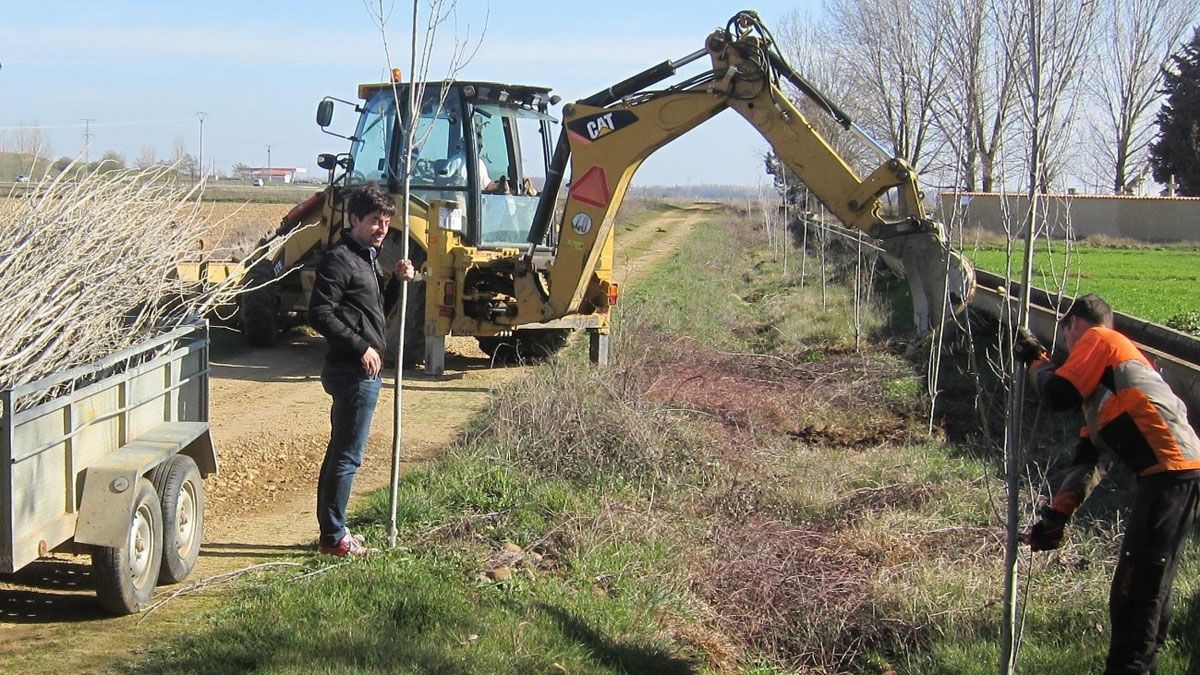 Pablo López Presa, concejal de Espacio Público y Medio Natural, junto a los operarios de la empresa Biodiversa. | L.N.C.