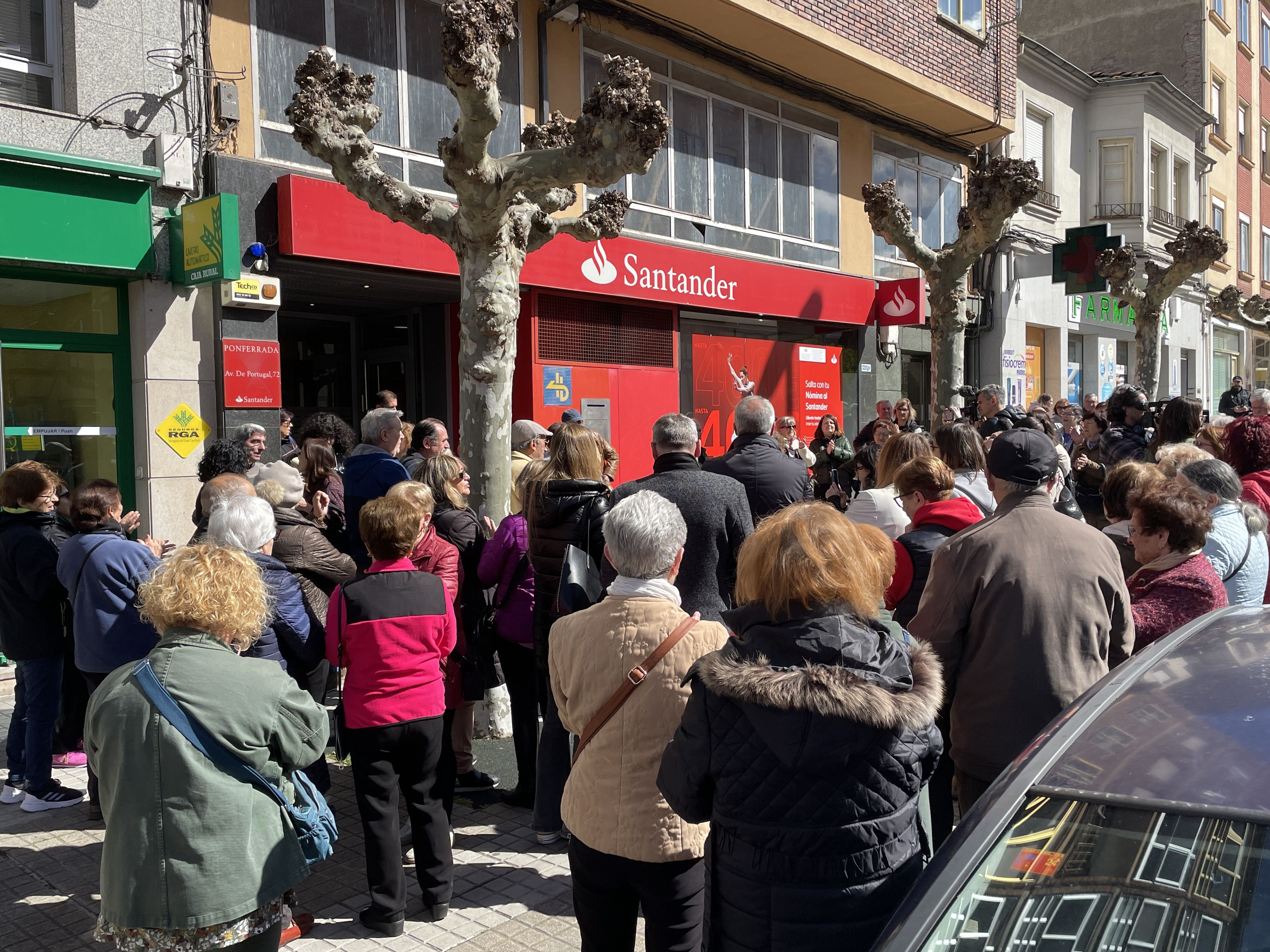 Concentración frente a la sucursal del Banco Santander en Flores del Sil. | Javier Fernández