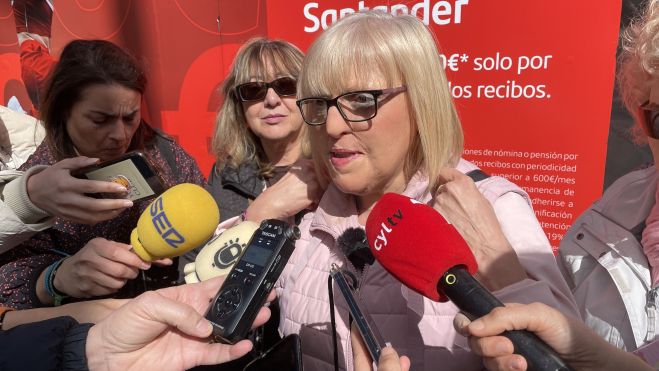 Azucena Alba explicó a los medios de comunicación el perjuicio que sufrirían los clientes. | J.F. Azucena Alba explicó a los medios de comunicación el perjuicio que sufrirían los clientes. | J.F.