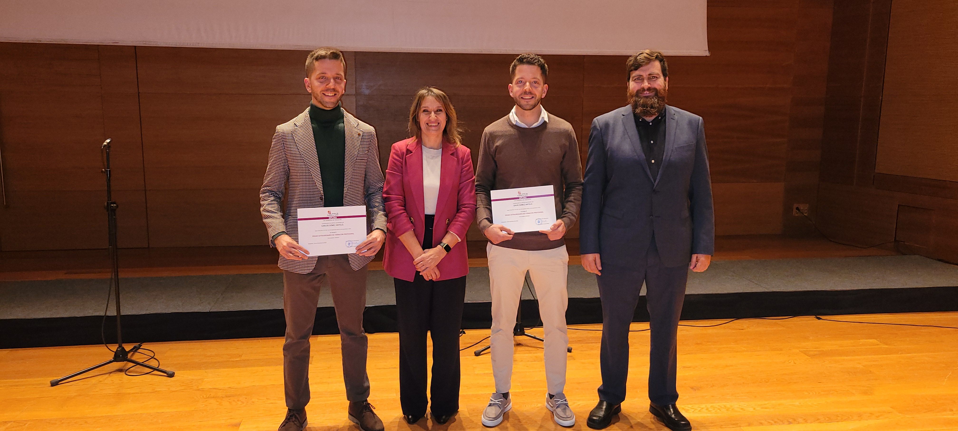 Carlos y David, con la consejera de Educación, Rocío Lucas, y uno de sus profesores. | L.N.C.