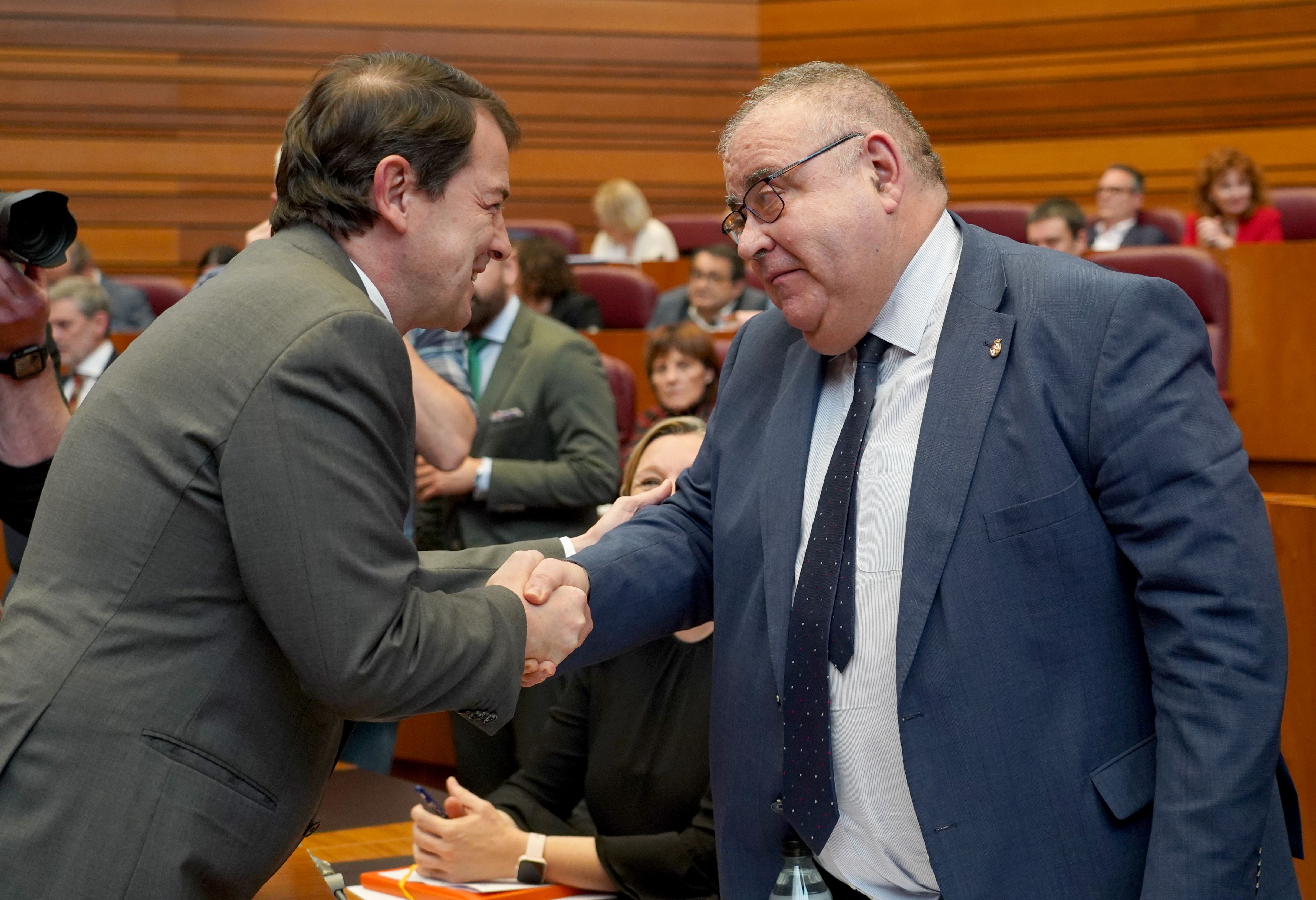 Alfonso Fernández Mañueco y Alejandro Vázquez en el pleno de este martes. | LETICIA PÉREZ (ICAL)