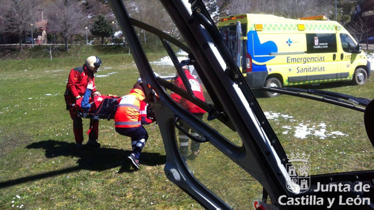El varón, que se encontraba en una zona no accesible a vehículos por tierra, fue trasladado en helicóptero a Riaño. | JCyL