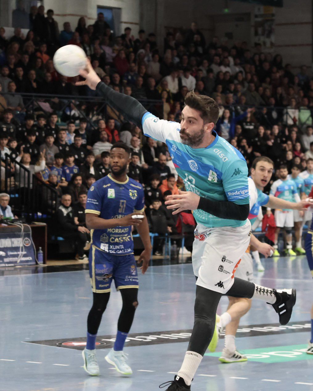Castro lanza ante Cangas en el partido de hace semana y media. | RAÚL FONSECA