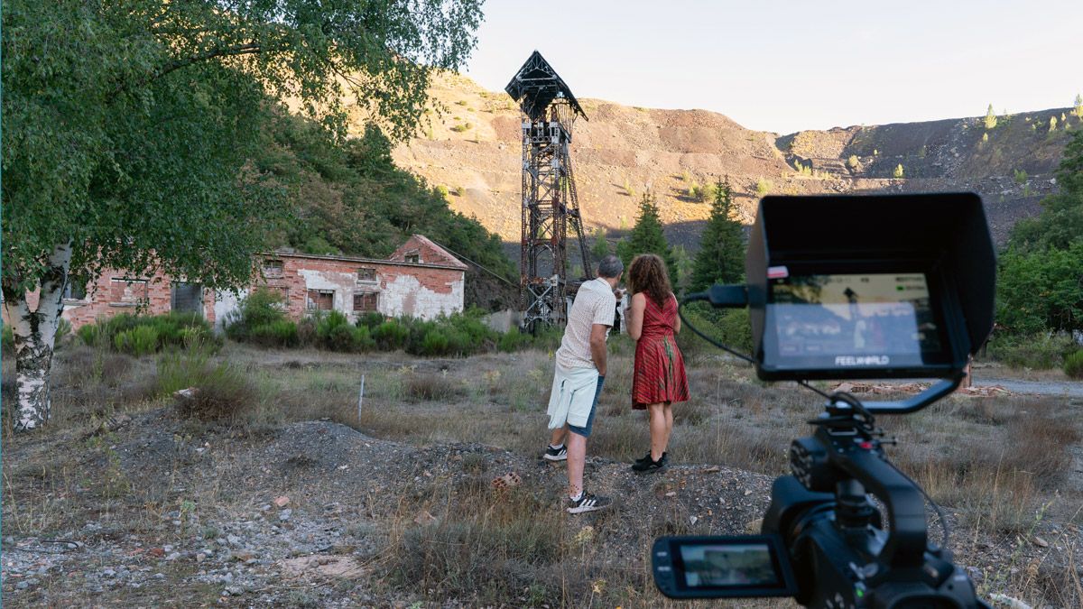 El director Carlos Balbuena da instrucciones a la actriz y bailarina Rosario Granell durante la filmación de ‘Lejano’ en el entorno del Pozo Ibarra de Ciñera de Gordón.  | ABEL MORÁN