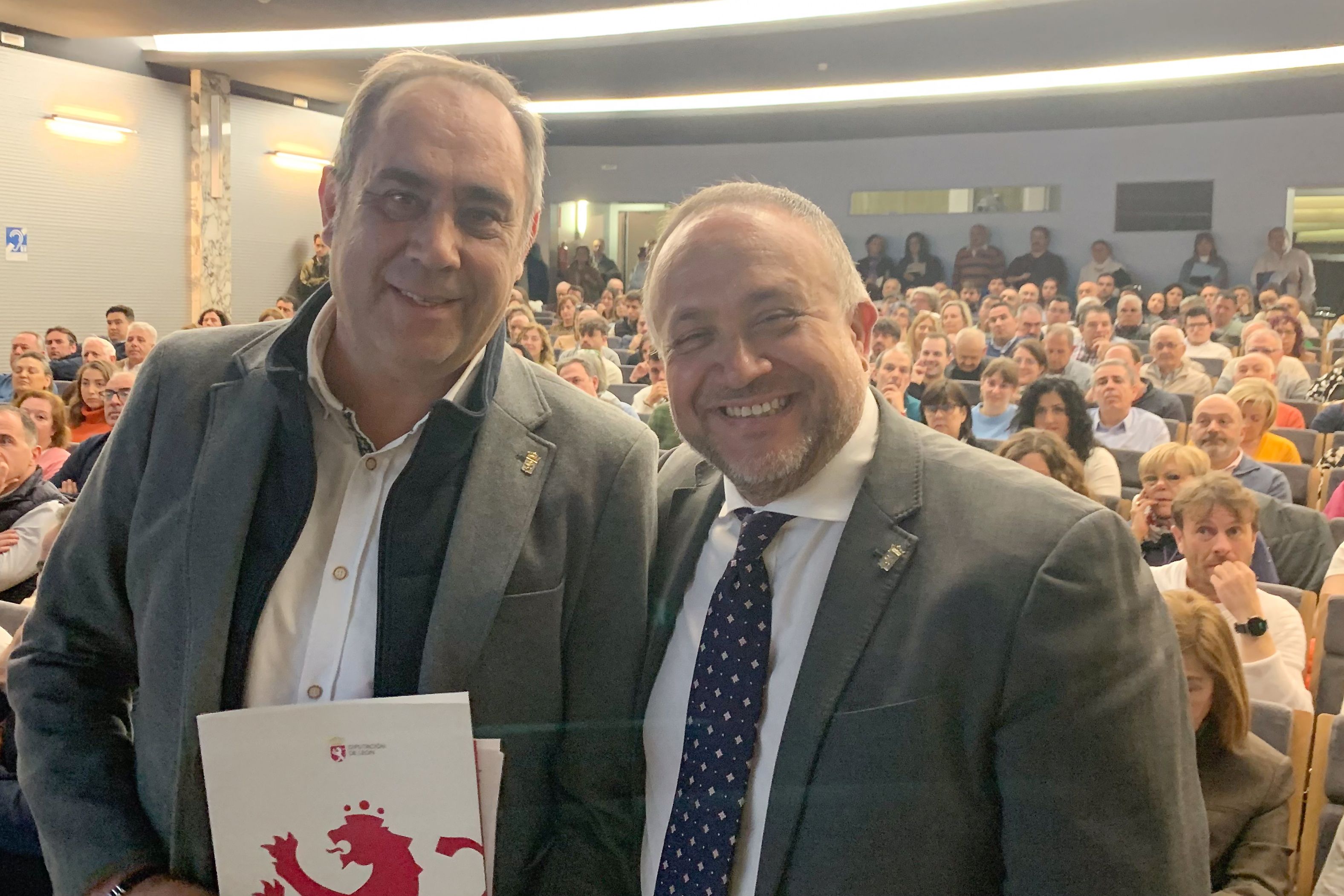 Valentín Martínez y Gerardo Álvarez Courel, durante la jornada. | L.N.C.