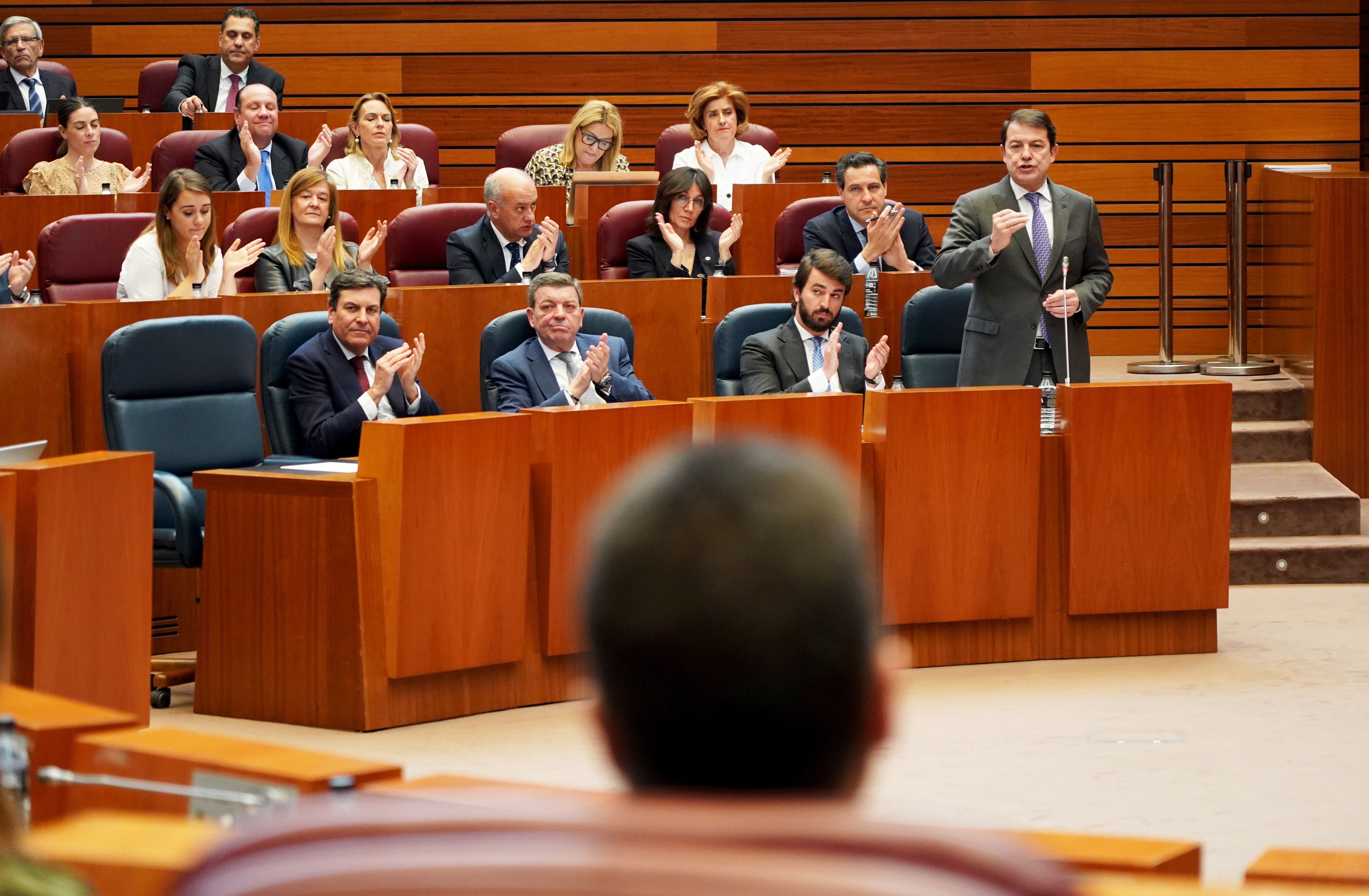 Mañueco durante un turno de palabra en el pleno. | LETICIA PÉREZ (ICAL)