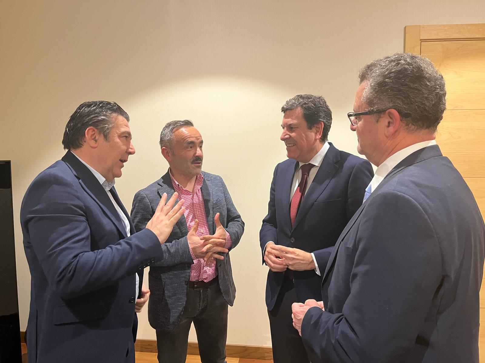 El alcalde de Cistierna y el de Sabero se reunieron con los consejeros de Economía y de Ganadería. | L.N.C.