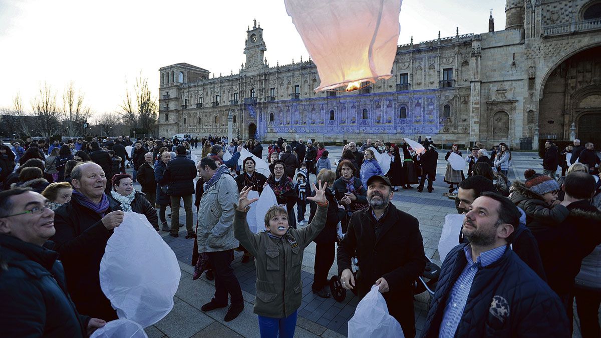 La fachada de San Marcos totalmente azul y la suelta de farolillos fue el momento más espectacular de la jornada. | DANIEL MARTÍN