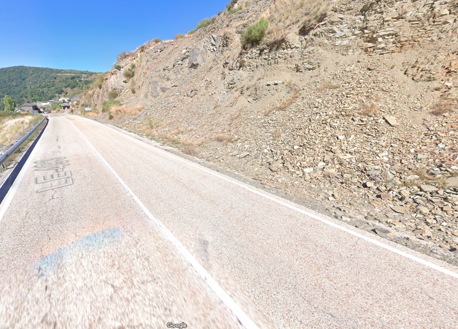 Imagen de la carretera LE-493, donde se produjo el desprendimiento. | Google
