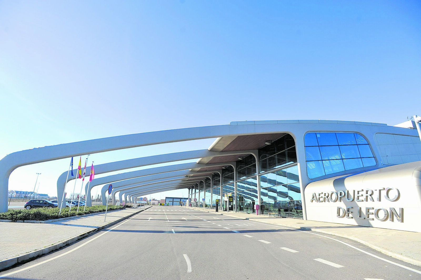 Imagen exterior de la terminal de viajeros del aeropuerto de León. | DANIEL MARTÍN