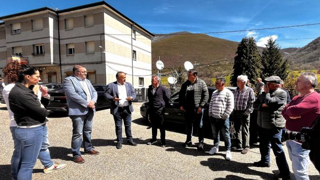 Visita de los representantes de la Diputación a Valdeprado.