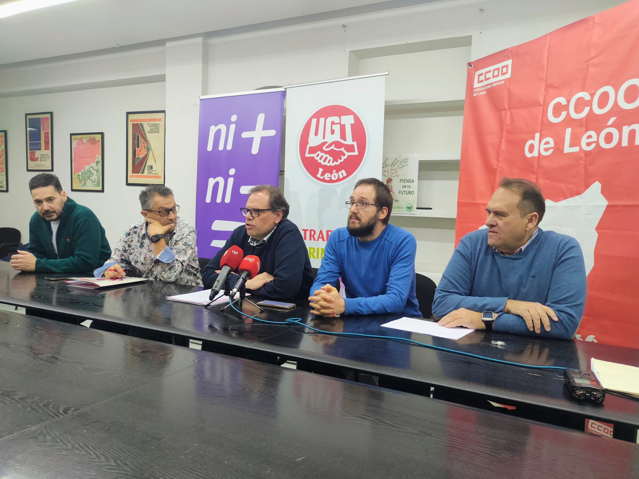 Un momento de la rueda de prensa sobre la situación de la plantilla del Centro Estrada en la sede de la UGT. | L.N.C.