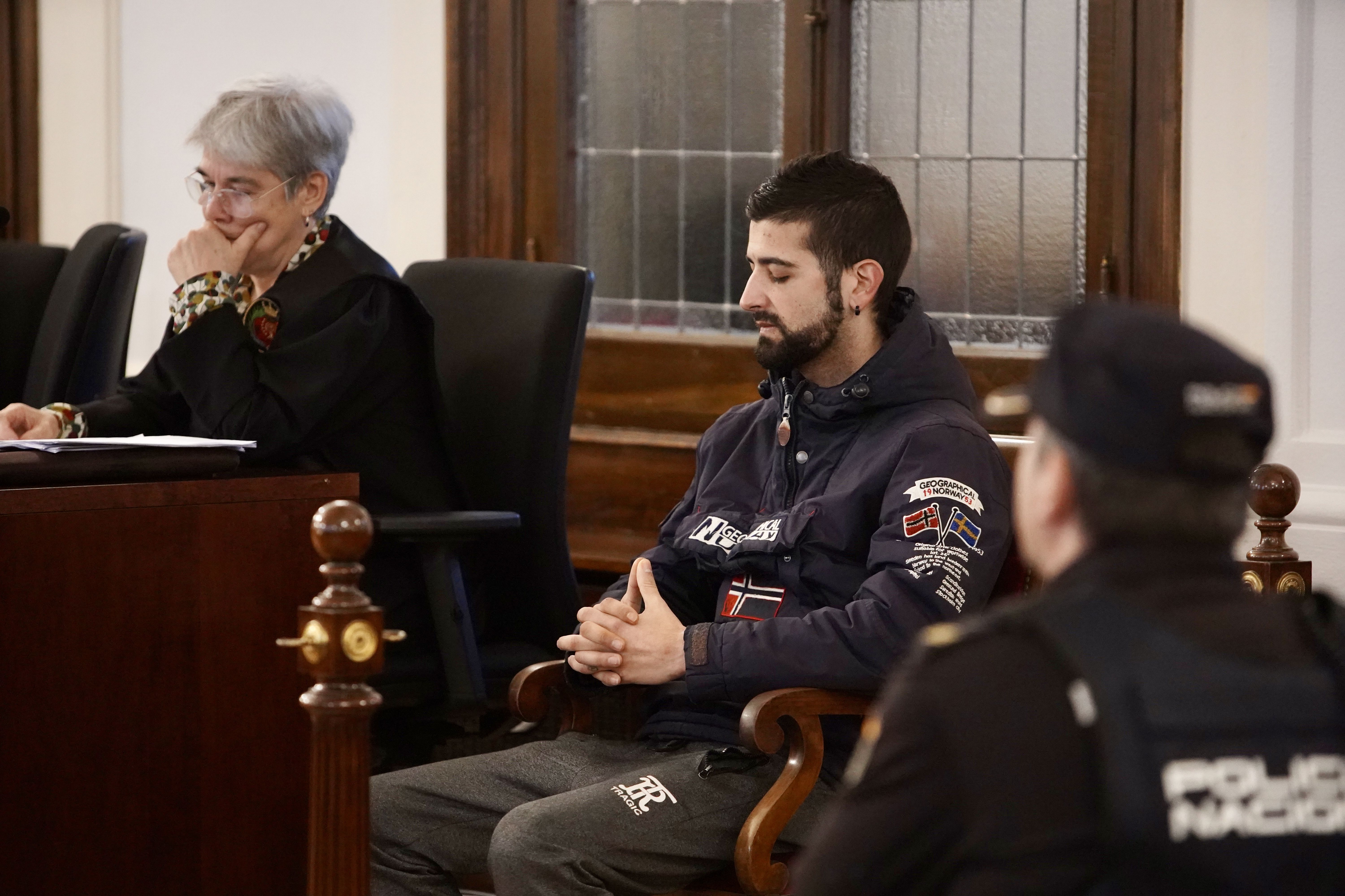 El acusado del crimen de Obispo Almarcha, Ángel M.B., durante la sesión inicial del juicio en la Audiencia Provincial de León. | ICAL