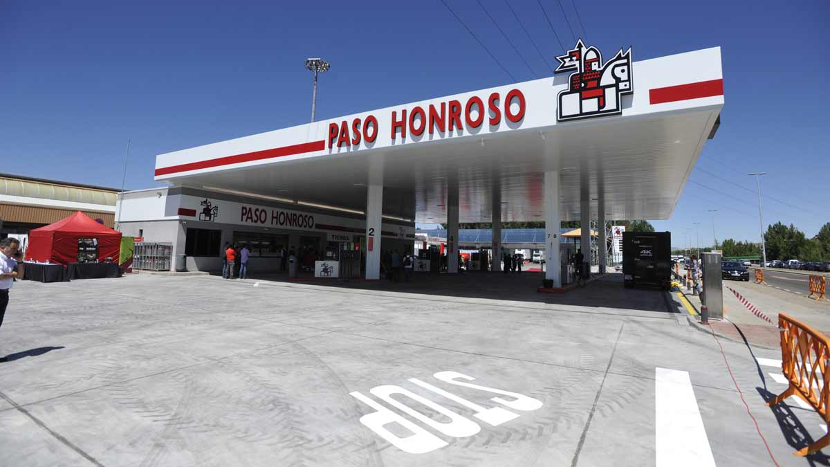 La estación de servicio de Paso Honroso ubicada en las dependencias de Mercaleón abrió sus puertas el año pasado. | DANIEL MARTÍN