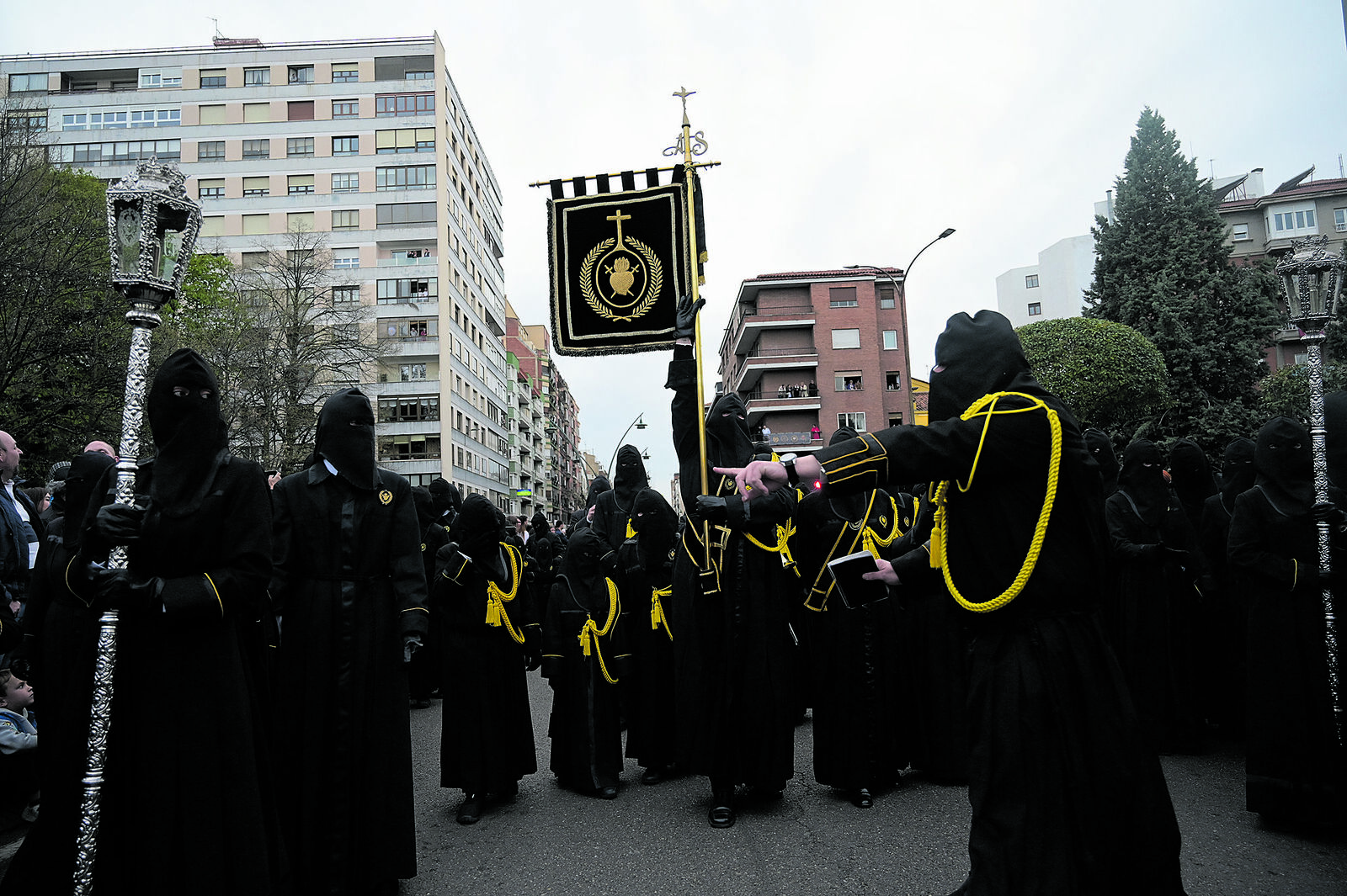 Papones de la Cofradía de Angustias durante su procesión. | SAÚL ARÉN