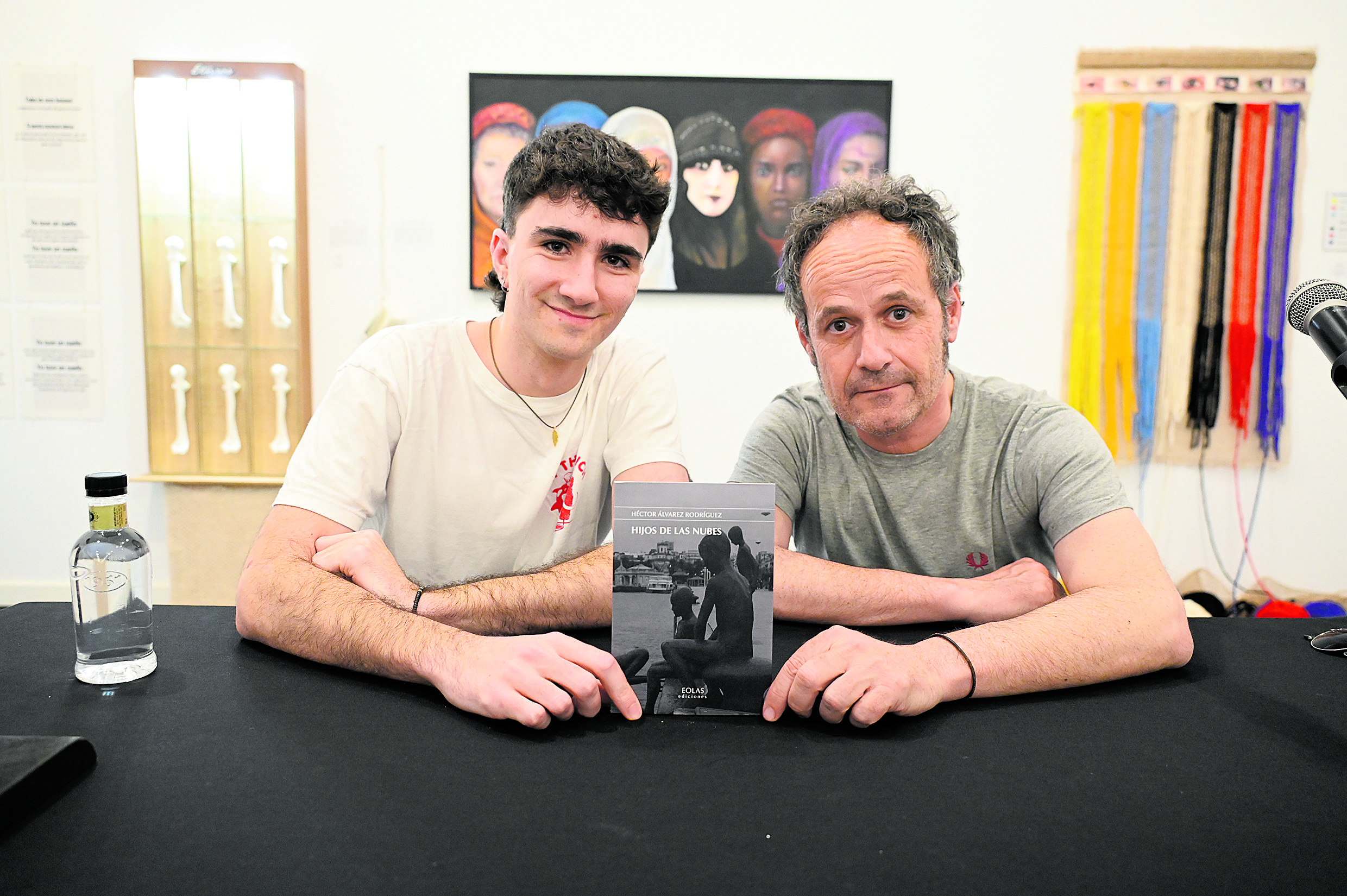 Héctor Álvarez presentó su libro 'Hijos de las nubes' con su editor, Héctor Escobar. | SAÚL ARÉN