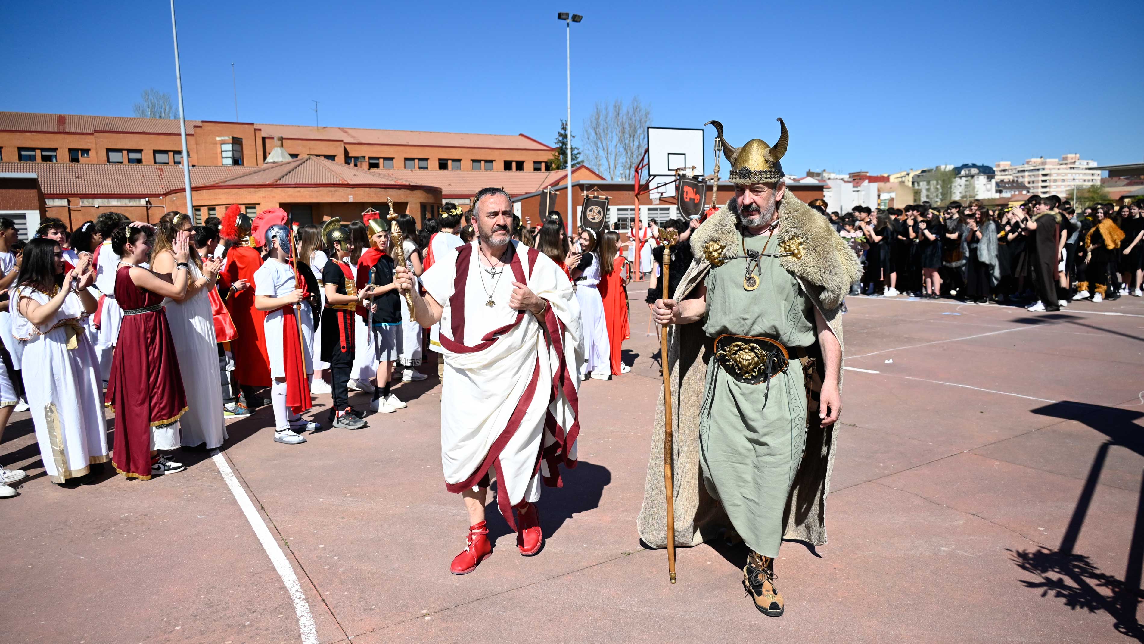 Los astures y romanos compiten en el instituto Lancia de León. | SAÚL ARÉN