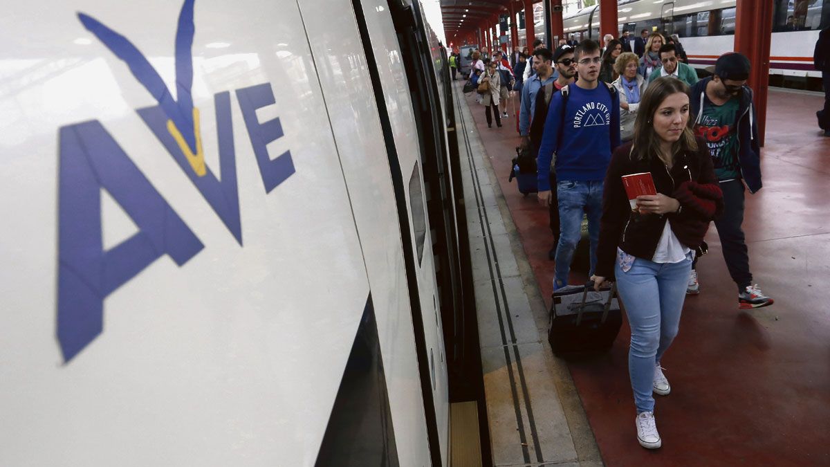 Uno de los trenes AVE y viajeros en las estación de tres León, a la que llegan las lanzaderas de autobús de Ponferrada con escasos viajeros. | Ical