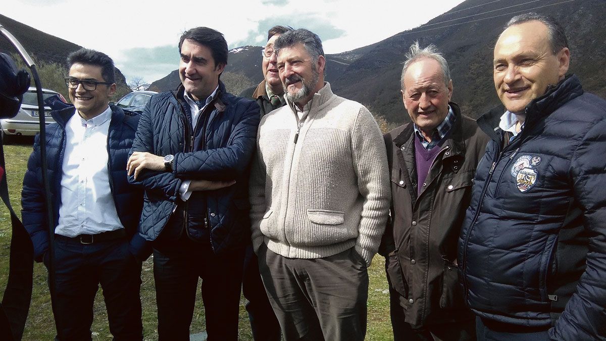 Quiñones, junto a Cachón y otros alcaldes de la zona en la subasta de caza celebrada ayer en Candín. | Ical