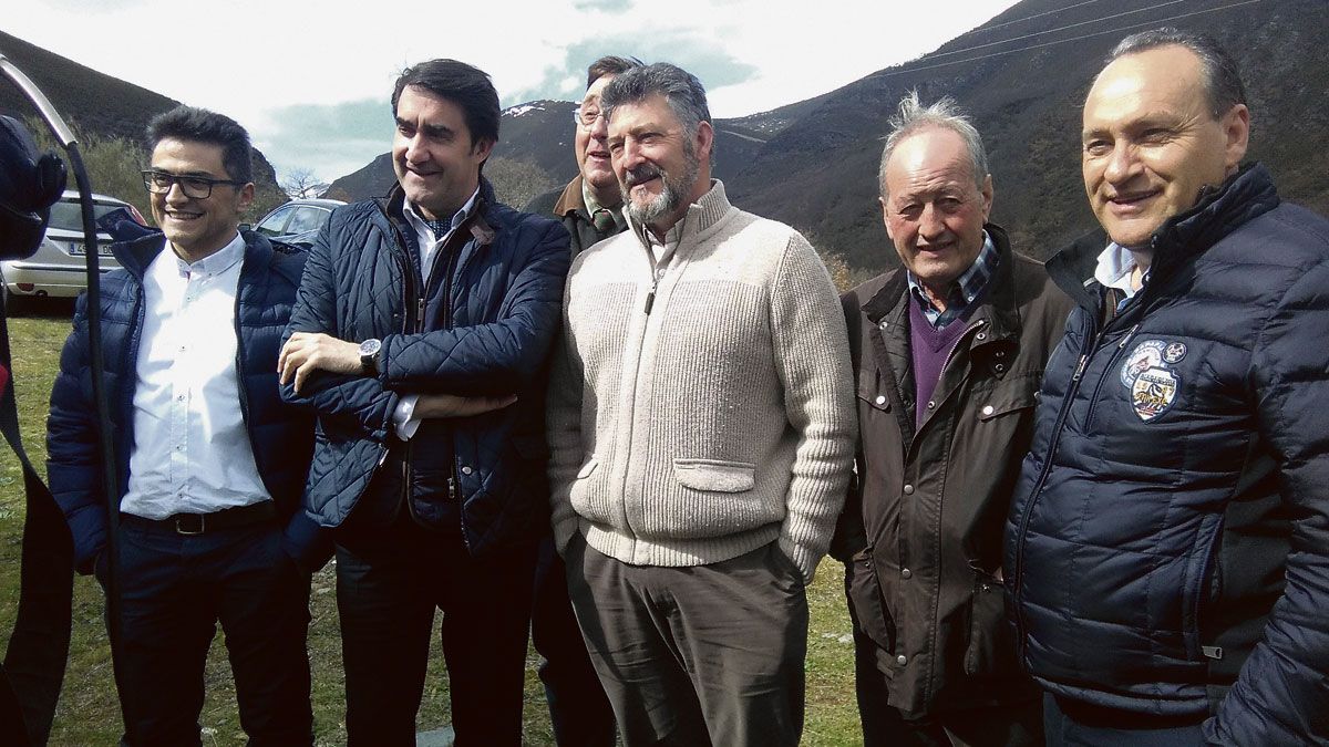 Quiñones, junto a Cachón y otros alcaldes de la zona en la subasta de caza celebrada ayer en Candín. | Ical Quiñones, junto a Cachón y otros alcaldes de la zona en la subasta de caza celebrada ayer en Candín. | Ical