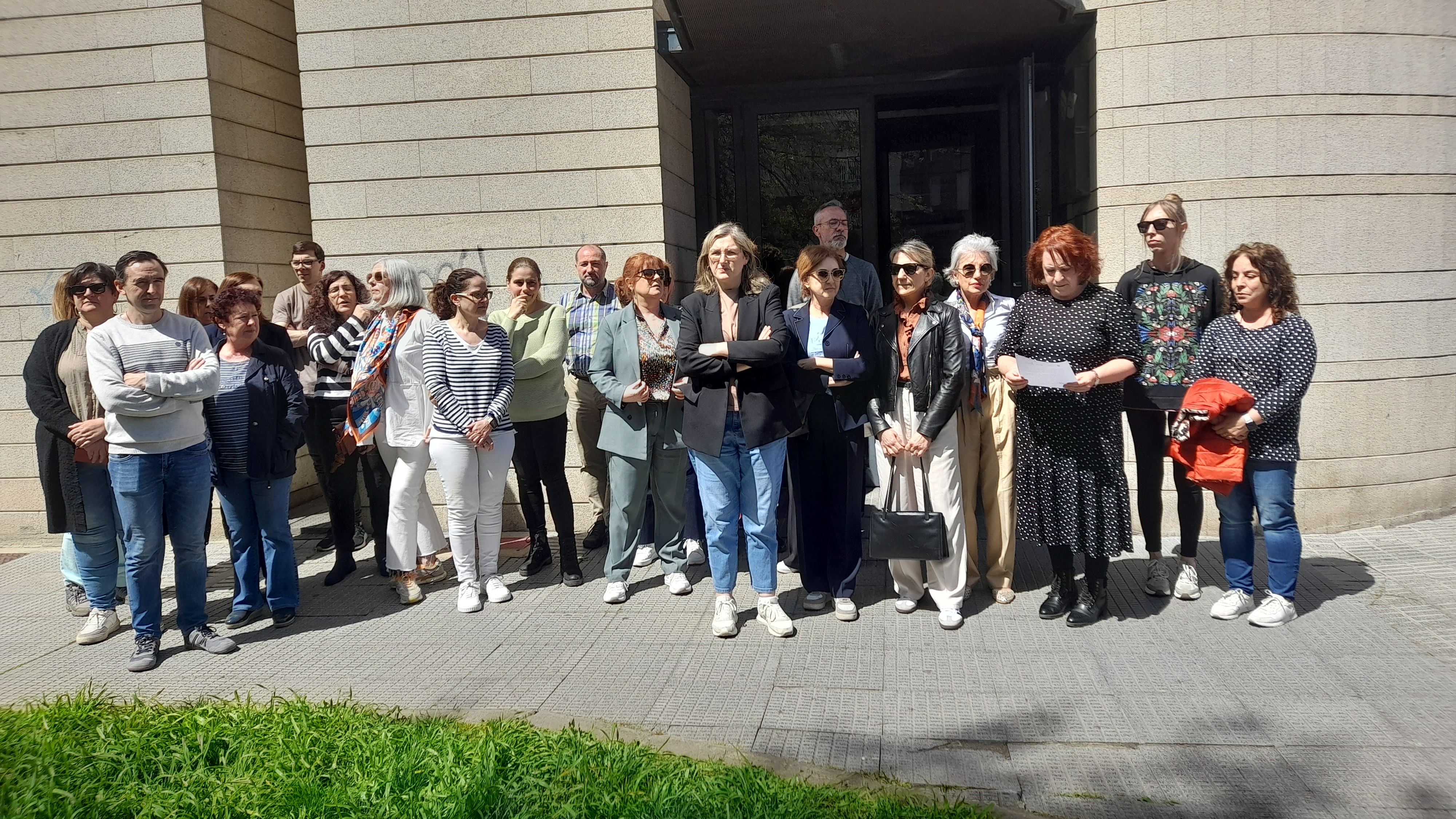 Trabajadores del Consejo Comarcal manifestando su solidaridad con Olegario Ramón. | MAR IGLESIAS